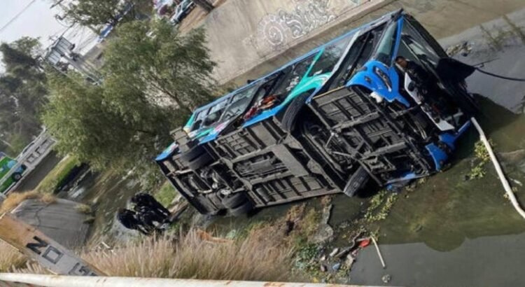 Una volcadura de autobús en Querétaro deja como resultado un muerto y 13 pasajeros lesionados