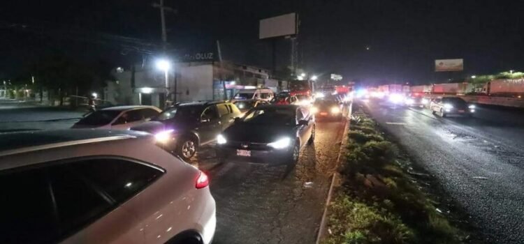 Una volcadura en la carretera de México-Querétaro provoca la filas de tráfico y una persona sin vida
