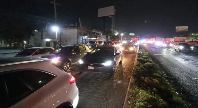 Una volcadura en la carretera de México-Querétaro provoca la filas de tráfico y una persona sin vida