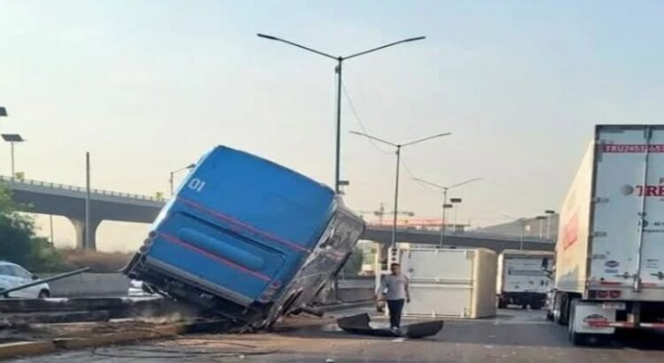 En la autopista México-Querétaro se reporto un accidente que dejo a 10 personas lesionadas