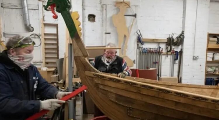 Veteranos construyen barco vikingo para mejorar su salud mental