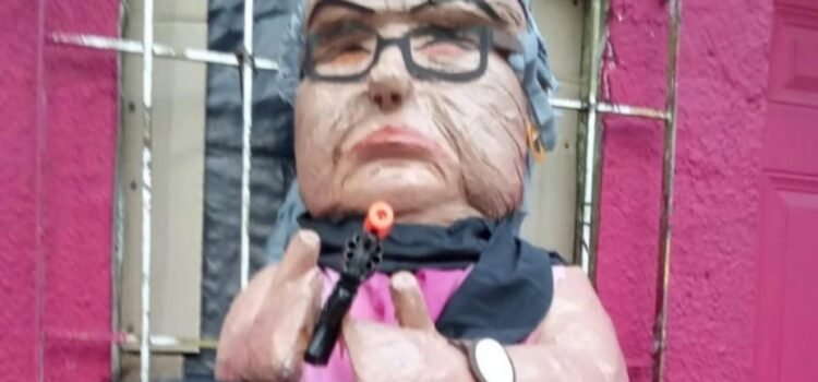 Crea polémica el lanzamiento de piñata de la “abuelita sicaria”