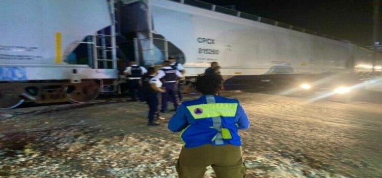 El tren impacta a unos autos en Santa María Magdalena
