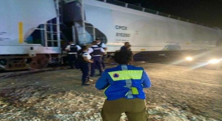 El tren impacta a unos autos en Santa María Magdalena