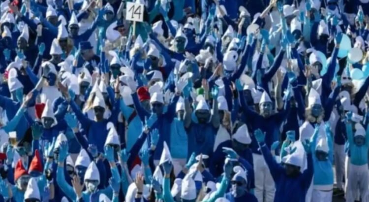 Miles se vistieron de Pitufos para romper record Guinness