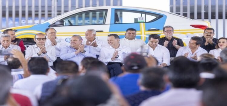 El gobernador Mauricio Kuri encabeza la presentación del nuevo modelo QroTaxi