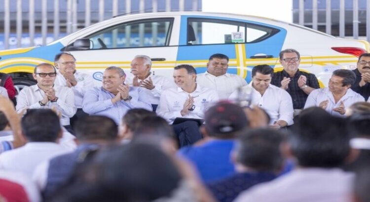 El gobernador Mauricio Kuri encabeza la presentación del nuevo modelo QroTaxi