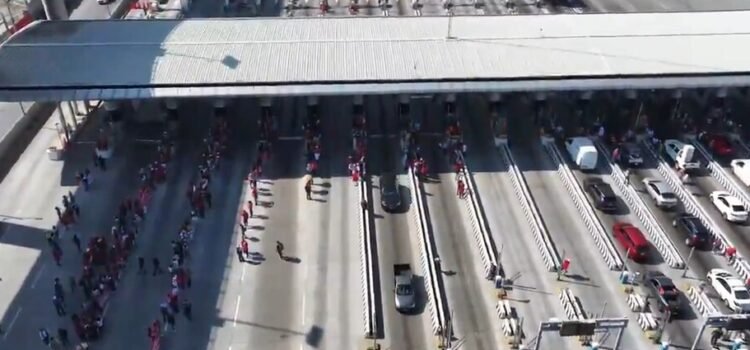 Los maestros de la CNTE toman casetas de autopistas de Tepotzotlán de la autopista México-Querétaro