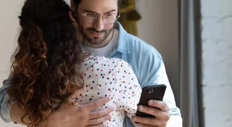 Le robaron el celular al novio… y el ladrón le mandó pruebas de su infidelidad