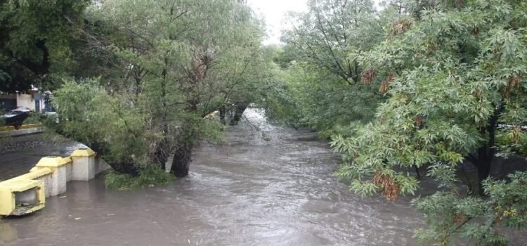El incremento considerable en el nivel del río Querétaro alcanza el Centro Histórico