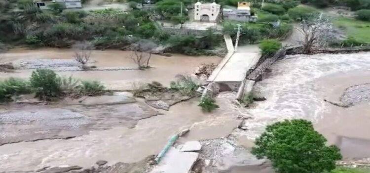 Las fuertes lluvias han provocado colapso de puente vehicular y peatonal en Tolimán, Querétaro