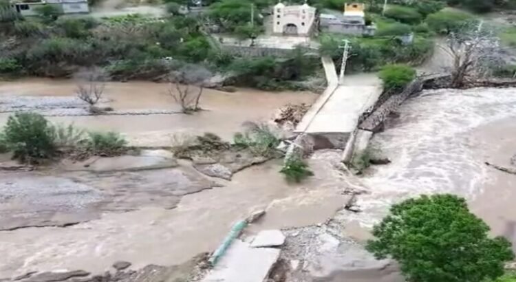 Las fuertes lluvias han provocado colapso de puente vehicular y peatonal en Tolimán, Querétaro