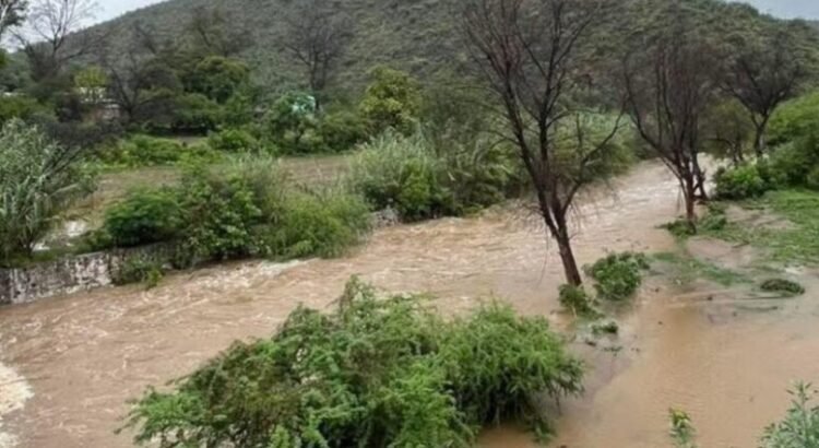 Un menor pierde la vida tras ser arrastrado por creciente de río en Querétaro