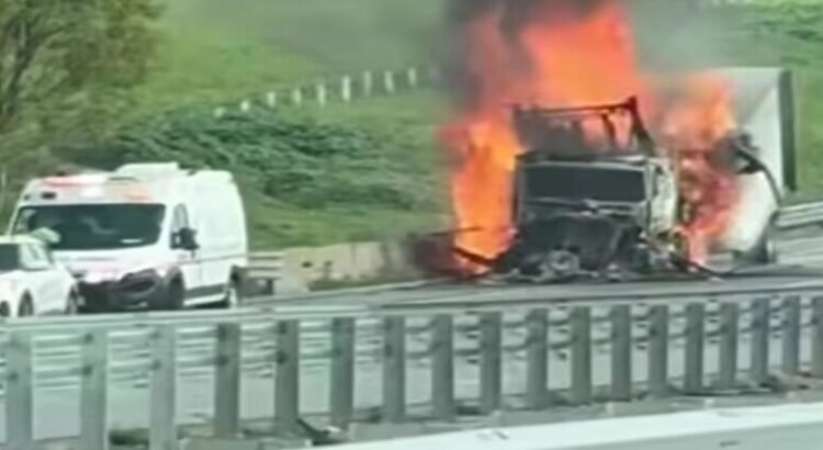 Se incendia un tractocamión en la autopista México-Querétaro