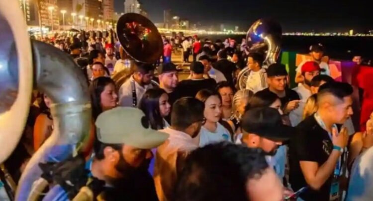 Con banda y cerveza esperaron el tsunami
