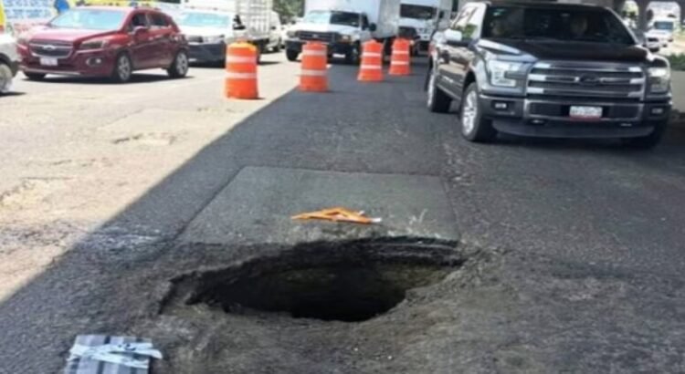 Se abre un gran socavón de más de 3 metros en la carretera México-Querétaro