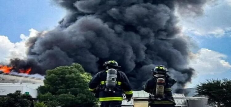 Una fábrica arde y lanza humo visible por kilómetros