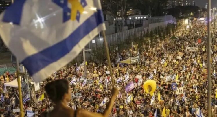 Marchan miles en Tel Aviv para exigir fin a la guerra en Gaza Marchan miles en Tel Aviv para exigir fin a la guerra en Gaza