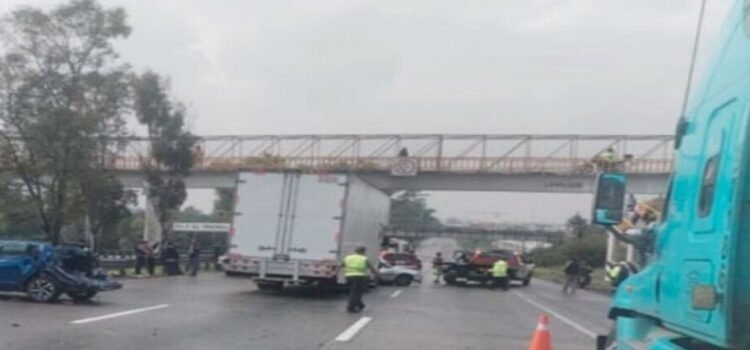 Es cerrado la autopista México-Querétaro con un choque múltiple