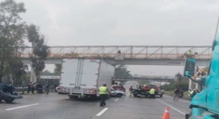 Es cerrado la autopista México-Querétaro con un choque múltiple