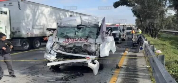 Un choque con de una ambulancia con pacientes dejando 2 personas sin vida en la México-Querétaro