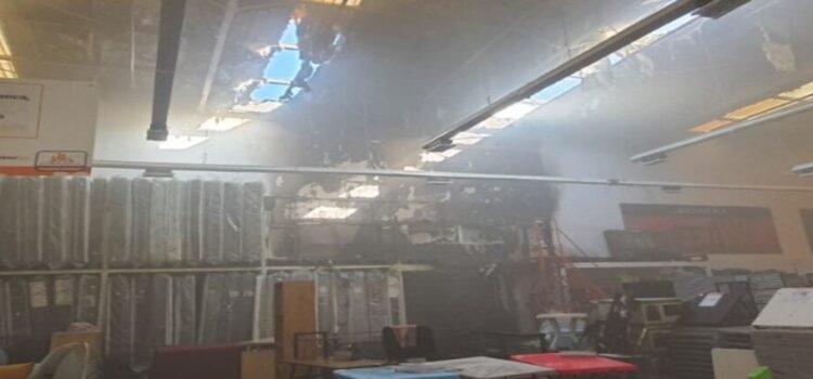 Un incendio en Chedraui por un corto circuito consumió colchones