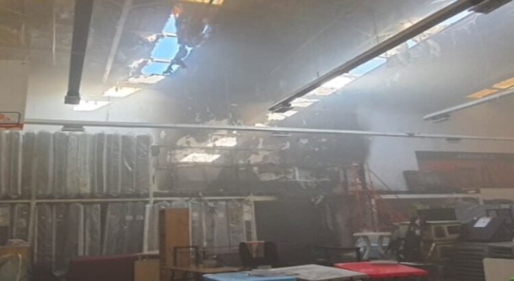 Un incendio en Chedraui por un corto circuito consumió colchones