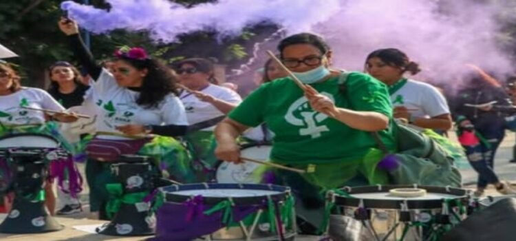 Las feministas marchan en el estado de Querétaro por aborto legal