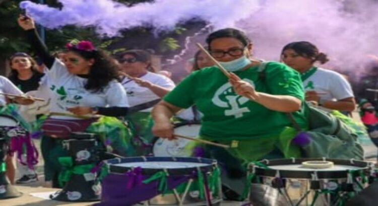 Las feministas marchan en el estado de Querétaro por aborto legal