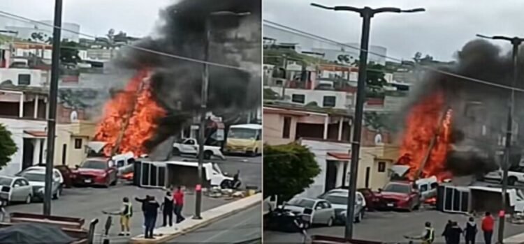 Un camión al quedar sin frenos se incendia tras impactar a ocho autos y un poste en Querétaro