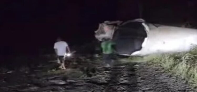 Una pipa vuelca y explota en Pinal de Amoles, Querétaro