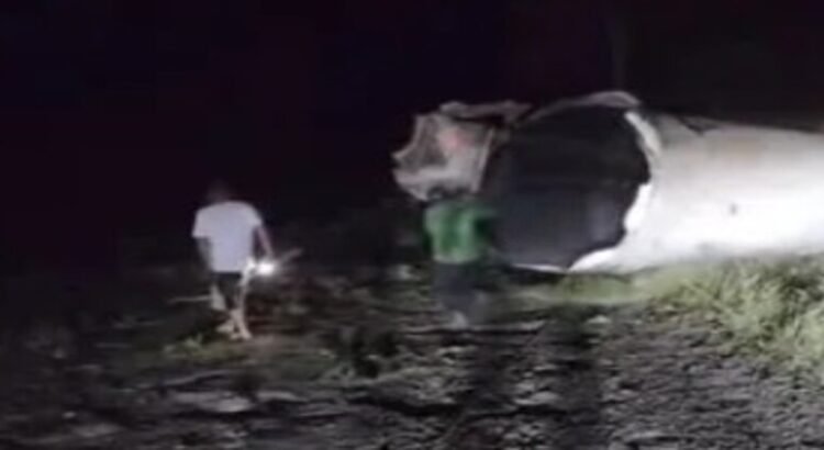 Una pipa vuelca y explota en Pinal de Amoles, Querétaro