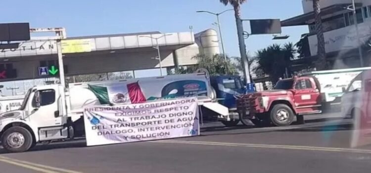 Los transportistas paralizan la México-Querétaro y Naucalpan para exigir “respeto al traslado digno de agua”