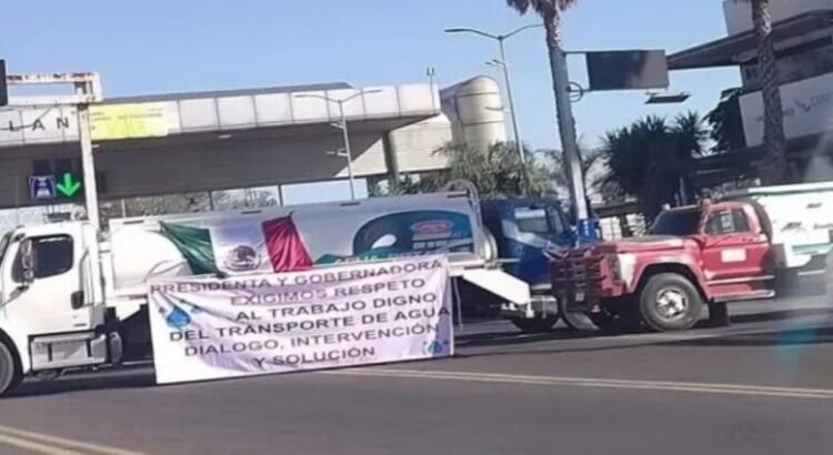 Los transportistas paralizan la México-Querétaro y Naucalpan para exigir “respeto al traslado digno de agua” Los transportistas paralizan la México-Querétaro y Naucalpan para exigir “respeto al traslado digno de agua”