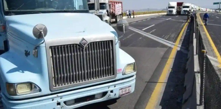 Entablaron campesinos y transportistas diálogo con Gobernación