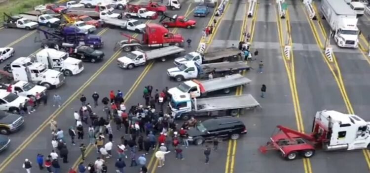 Los transportistas bloquean autopistas por desaparición de chofer del Edomex