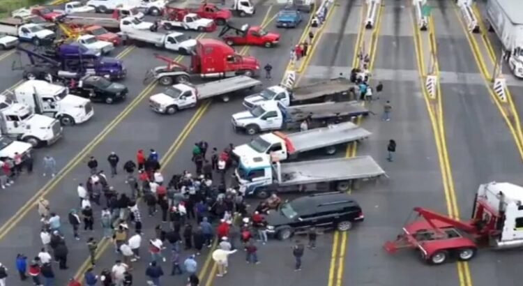 Los transportistas bloquean autopistas por desaparición de chofer del Edomex