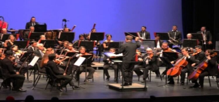 La Orquesta Filarmónica de Querétaro protesta por rezagos salariales al inicio de concierto