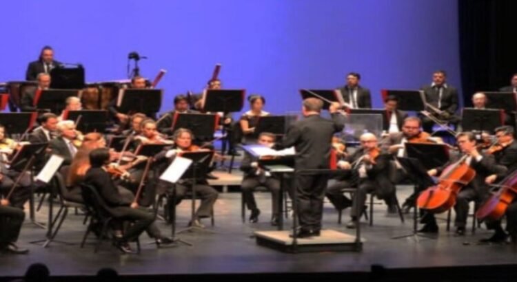 La Orquesta Filarmónica de Querétaro protesta por rezagos salariales al inicio de concierto