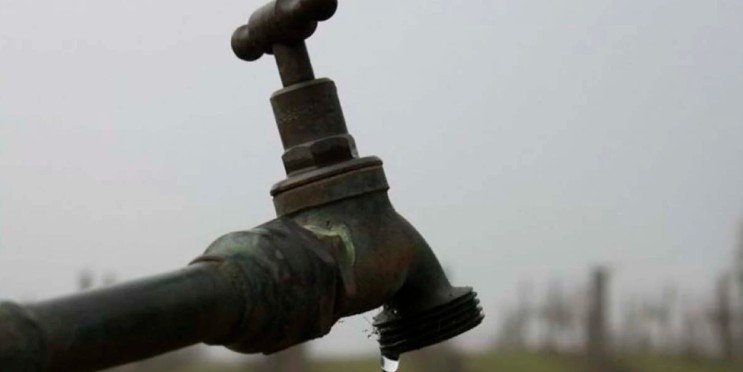 Prohíbe la Nueva Ley General de Aguas cortes totales por falta de pago