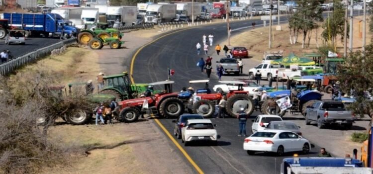 Los agricultores bloquearon la carretera Querétaro-San Luis Potosí durante seis horas