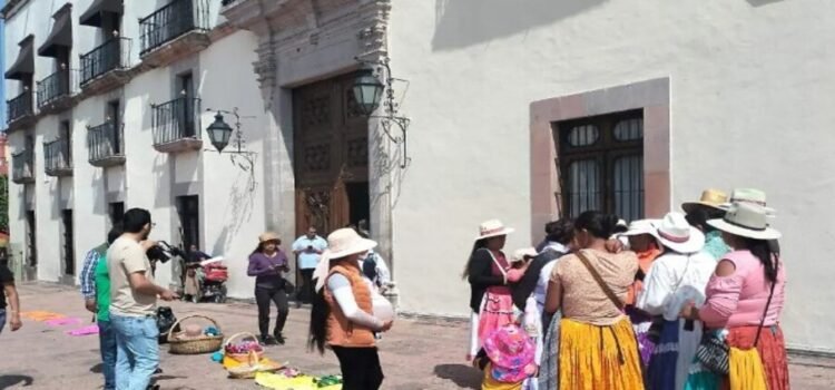 La diputada de Morena reconoce que los artesanos ambulantes no son de Querétaro