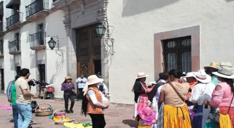 La diputada de Morena reconoce que los artesanos ambulantes no son de Querétaro La diputada de Morena reconoce que los artesanos ambulantes no son de Querétaro