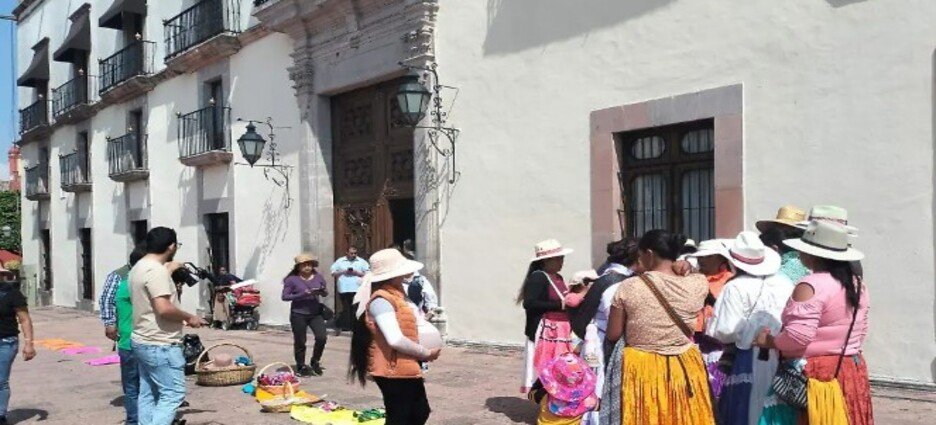 La diputada de Morena reconoce que los artesanos ambulantes no son de Querétaro