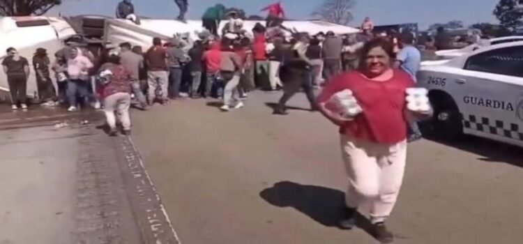 Roban carga de bebidas alcohólicas tras accidente en la México-Querétaro