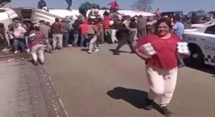 Roban carga de bebidas alcohólicas tras accidente en la México-Querétaro Roban carga de bebidas alcohólicas tras accidente en la México-Querétaro