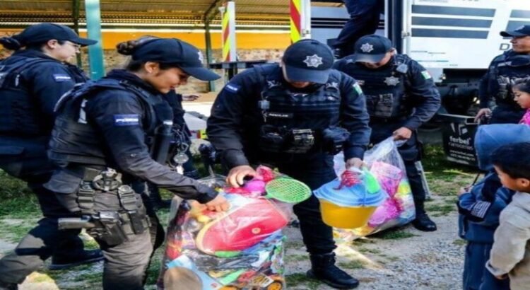 La Policía Estatal de Querétaro celebra con las familias de San Joaquín el Día de Reyes