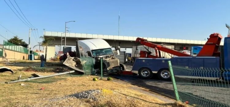 un tráiler robado se impacta en la caseta de Tepotzotlán en la México-Querétaro