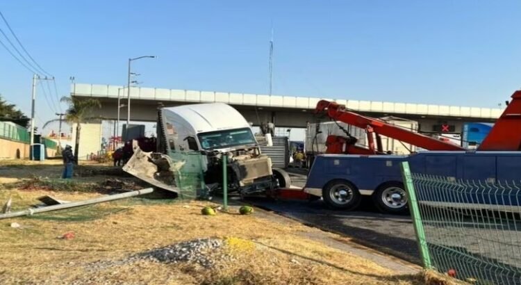 un tráiler robado se impacta en la caseta de Tepotzotlán en la México-Querétaro