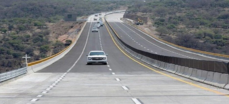 En la autopista México-Querétaro funcionarios federales son asaltados